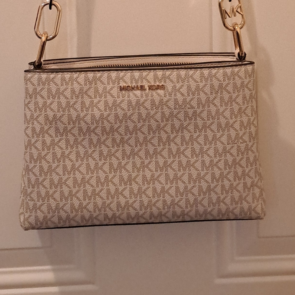Michael kors cross body purse  never been used
